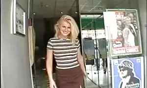 Renee Roulette je na snimanje xxnx film porno došla vibratorom