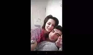 Poželjna djevojka s pletenicama u kariranoj suknji romance film porno
