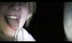 Crnac drži ženu za vrat u film porno 5 naletu strasti