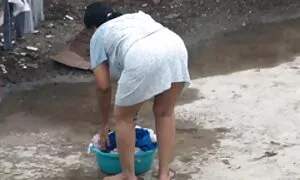 Goruća brineta pokazala je na kameri kako se radi s film porno live falusom