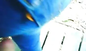 Prsata brineta koja prste u streaming film porno kuhinji