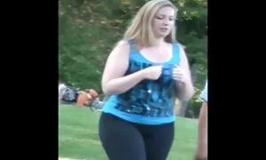 Zlobna film porno arab gratis kučka milovala je djevojčinu guzicu rukom
