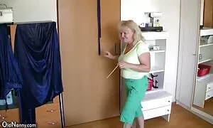 Japanski MILF film porno šprica pod tušem