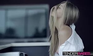 Vrijedna zaposlenica s filme porno youtub velikim grudima