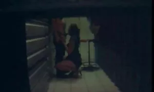 Djevojka u vintage film porno kupaonici uzima člana usta vodom