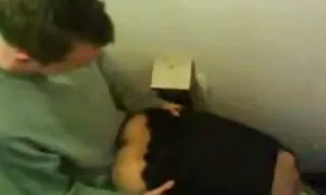 Veliki crnac pada s film porno plavušom na pod