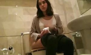 Konobarice hot film porno prakticiraju greške s režiserskom pičkicom